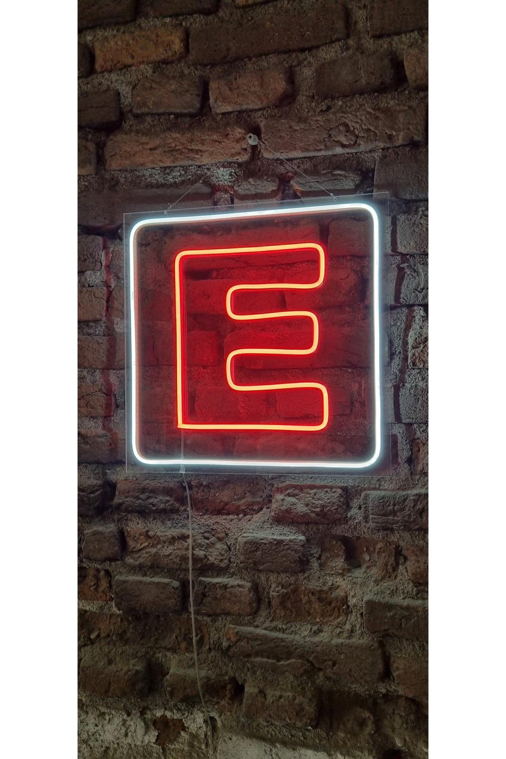 Eczane Neon Tabela – Kırmızı LED Işıklı Pleksi Duvar Tabelası (Sektörel Tabelalar)