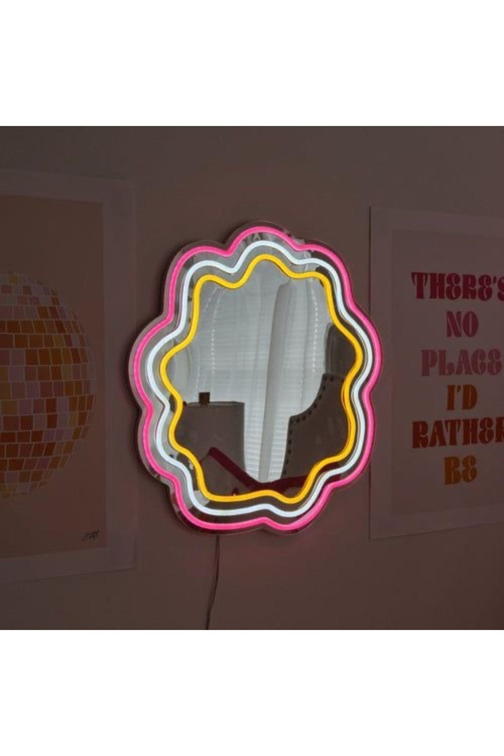 Neon Çerçeveli Ayna – Pembe, Sarı ve Beyaz Işıklı Dekoratif Ayna