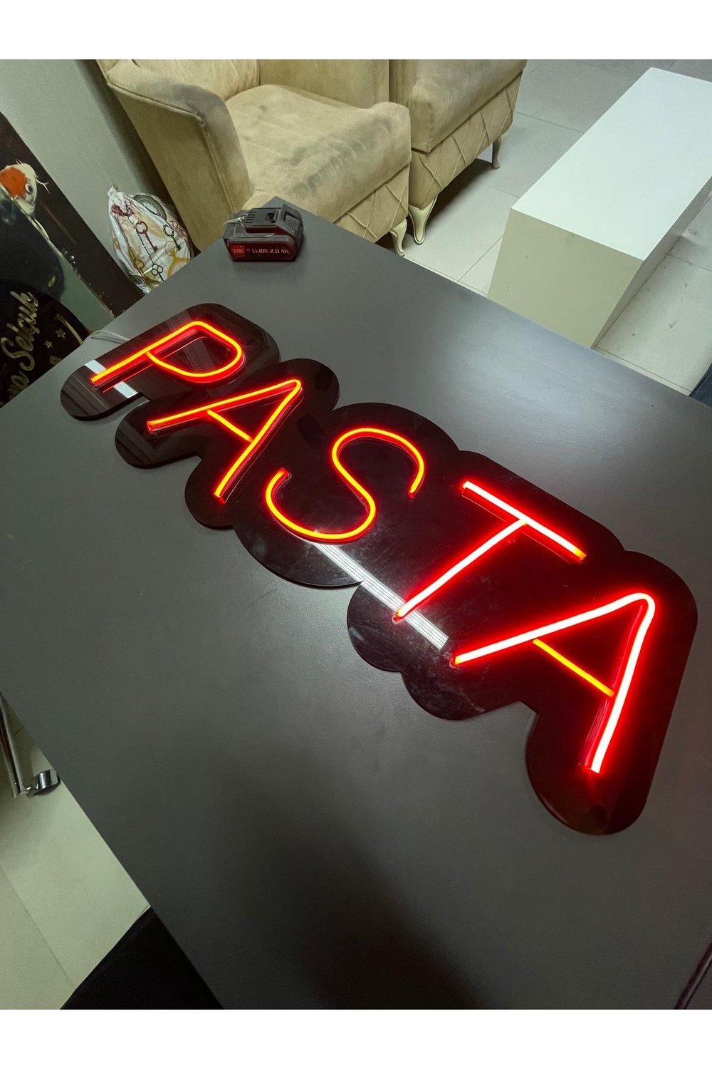 Neon PASTA Duvar Yazısı – Kırmızı LED Işıklı Dekoratif Tabela (Hazır Neon)