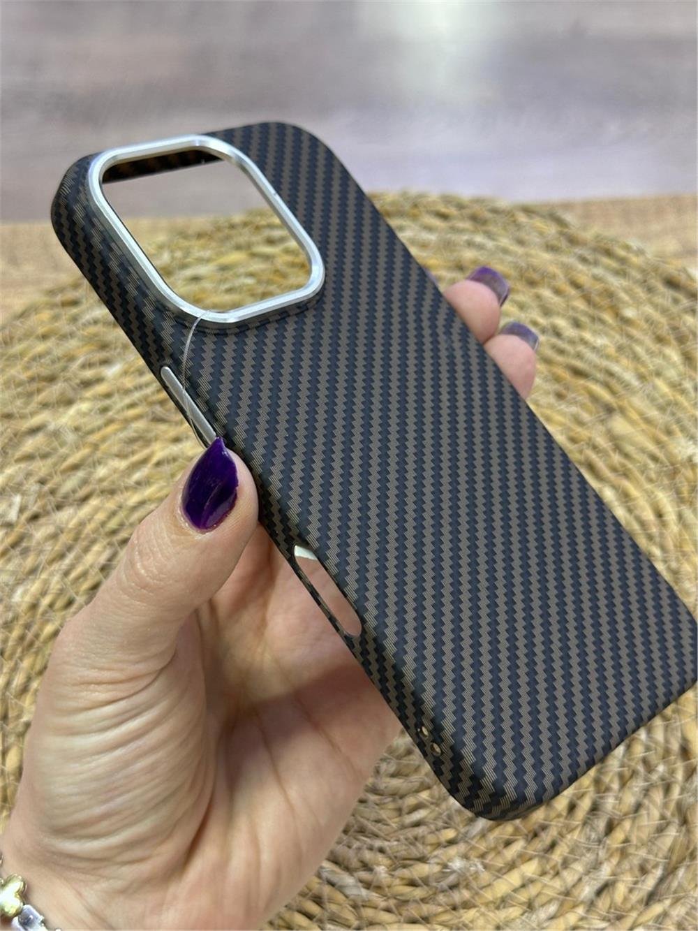 iPhone 16 Pro Kılıf - Karbon, Mika