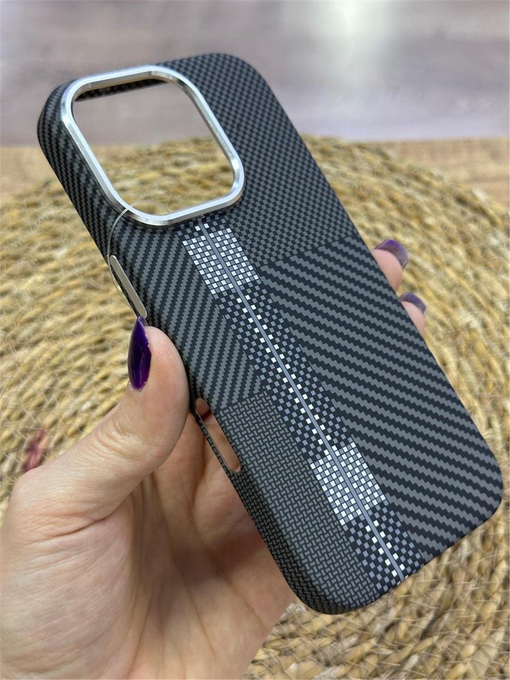 iPhone 16 Pro Kılıf - Karbon, Mika