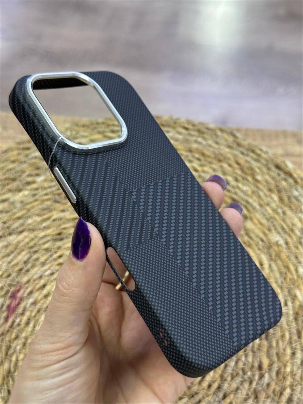iPhone 16 Pro Kılıf - Karbon, Mika