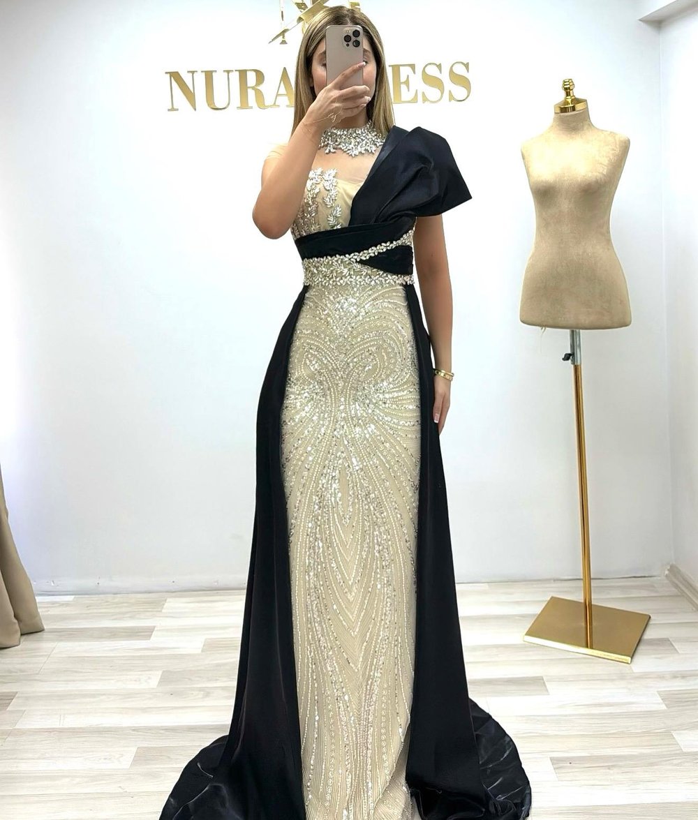 Siyah kolyeli model