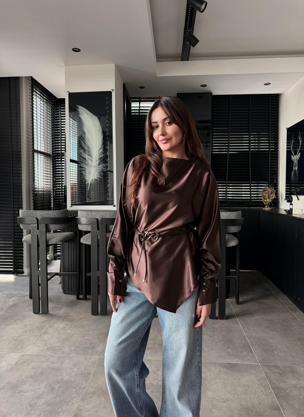ASİMETRİK KEMER SATEN BLUZ