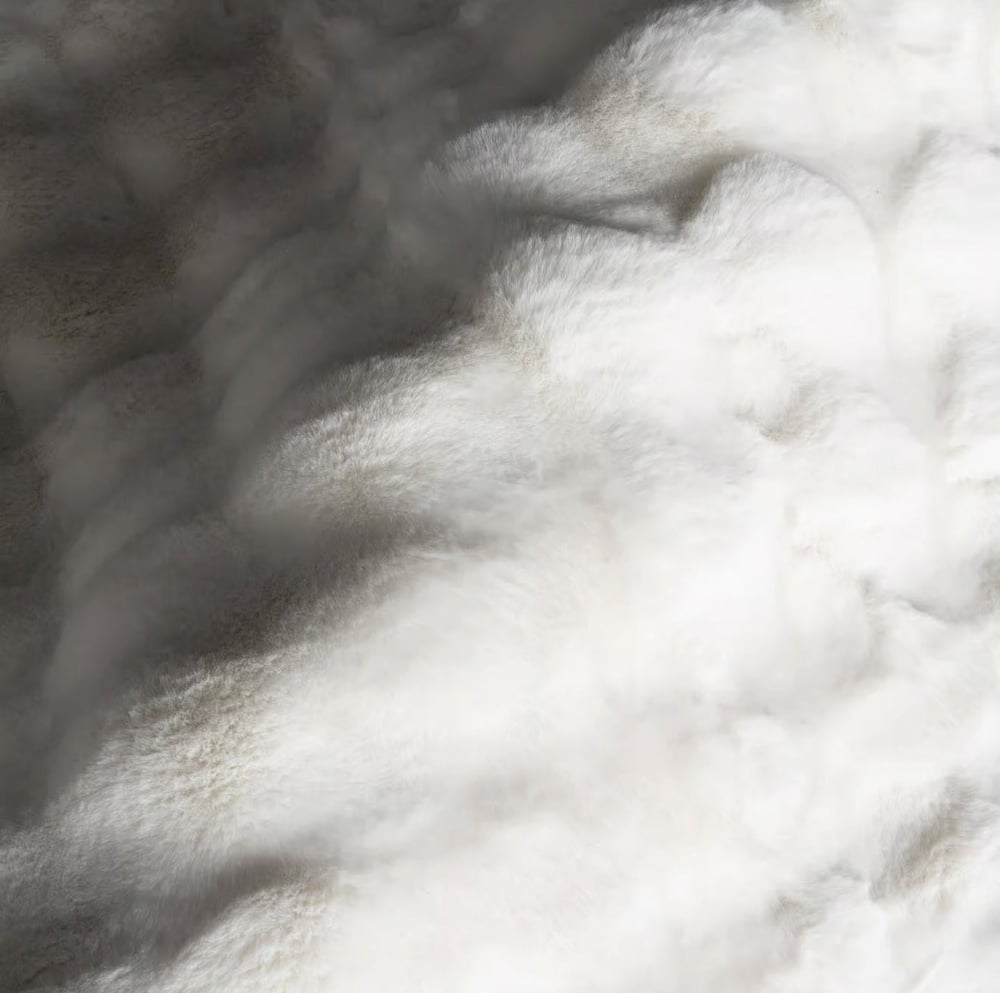 Dekoratif Beyaz Peluş Halı – Kaymaz, Kolay Temizlenen, Yumuşak Dokulu