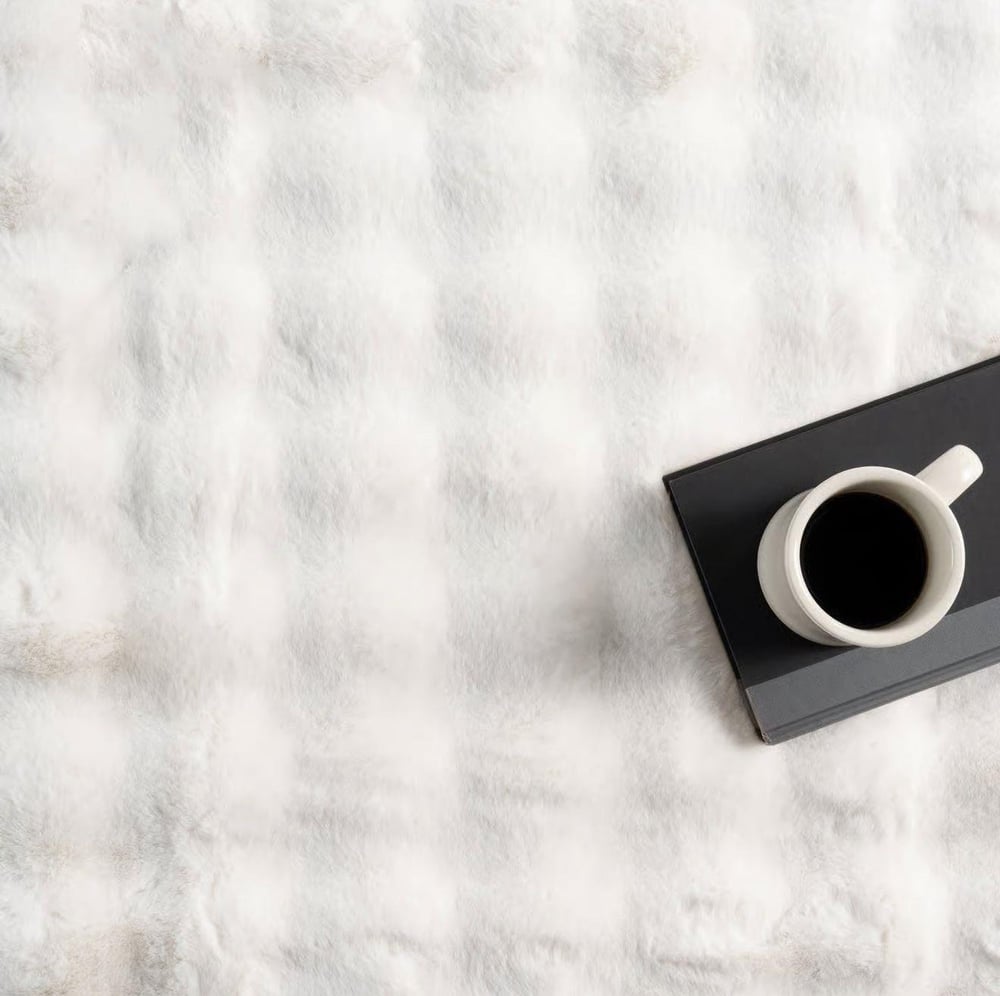 Dekoratif Beyaz Peluş Halı – Kaymaz, Kolay Temizlenen, Yumuşak Dokulu