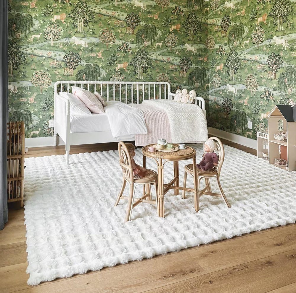 Dekoratif Beyaz Peluş Halı – Kaymaz, Kolay Temizlenen, Yumuşak Dokulu