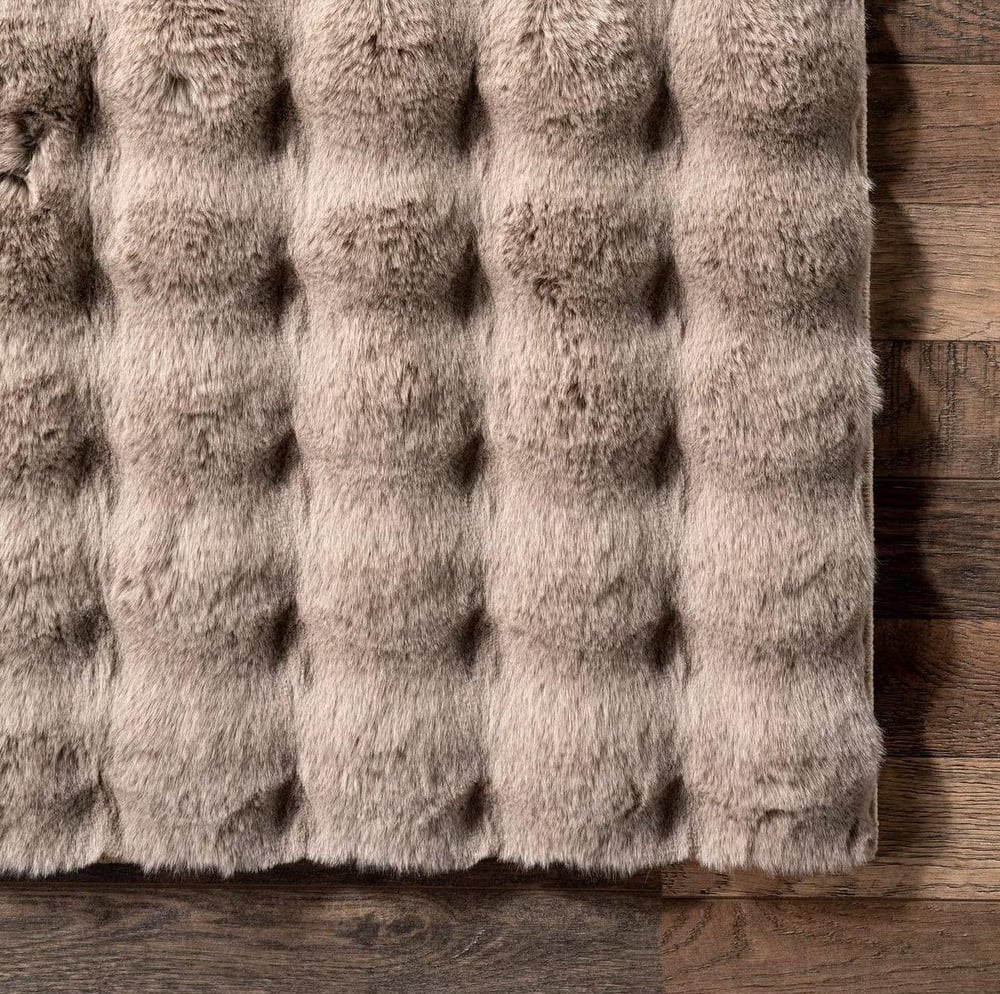 Dekoratif Camel Peluş Halı – Kaymaz, Kolay Temizlenen, Yumuşak Dokulu