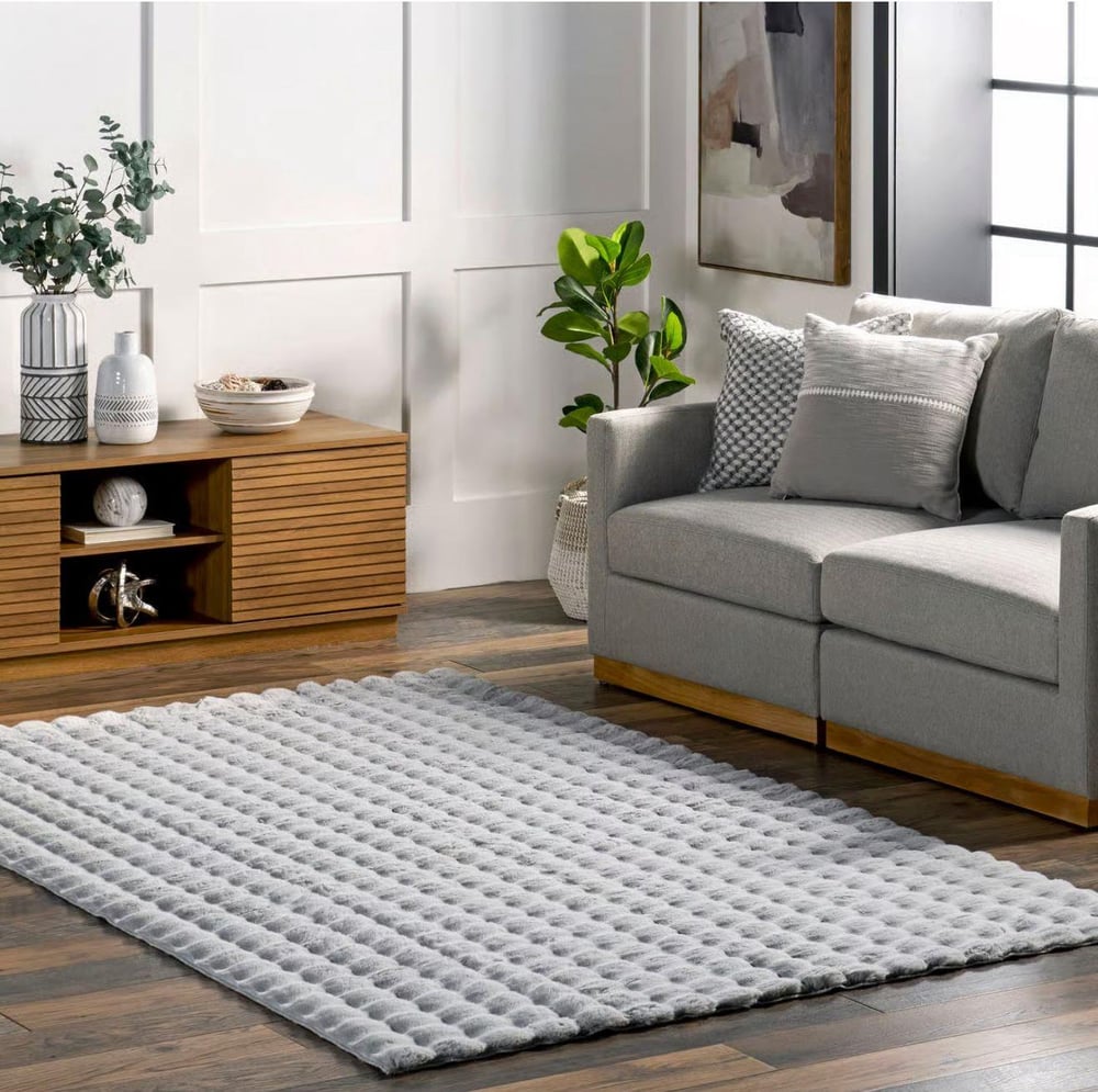 Dekoratif Gri Peluş Halı – Kaymaz, Kolay Temizlenen, Yumuşak Dokulu