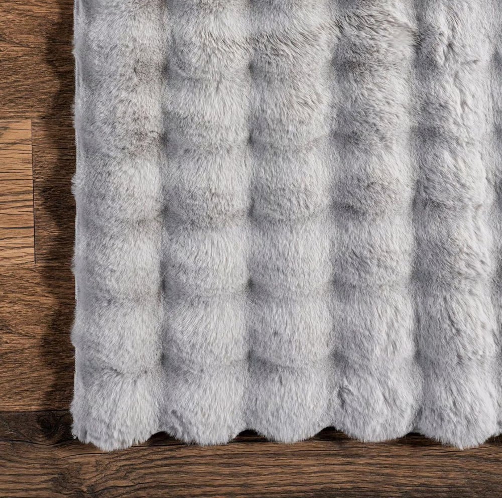 Dekoratif Gri Peluş Halı – Kaymaz, Kolay Temizlenen, Yumuşak Dokulu