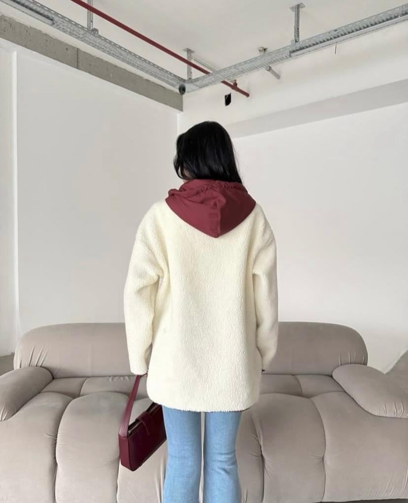   BORDO DETAYLI KREM KAPÜŞONLU PELUŞ HIRKA CEKET