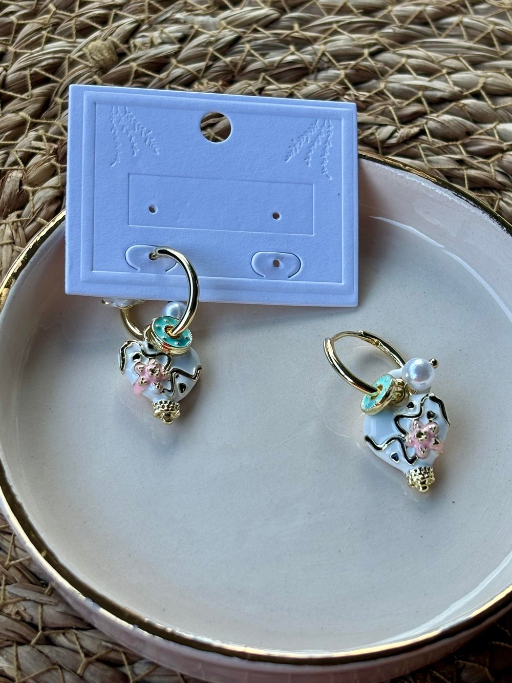 Beyaz Renkli Kalpli Charm Küpe