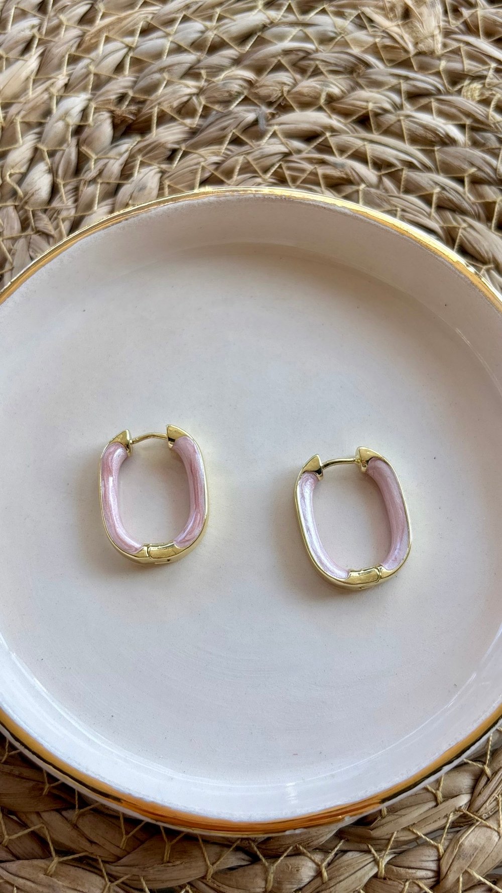 Gold Pembe Detaylı Halka Küpe