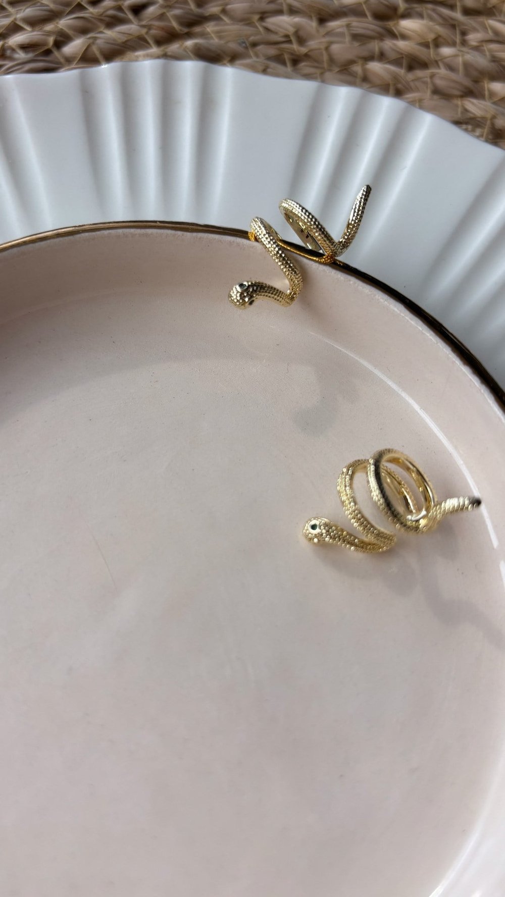 Gold Yılan Model Kıkırdak Küpe