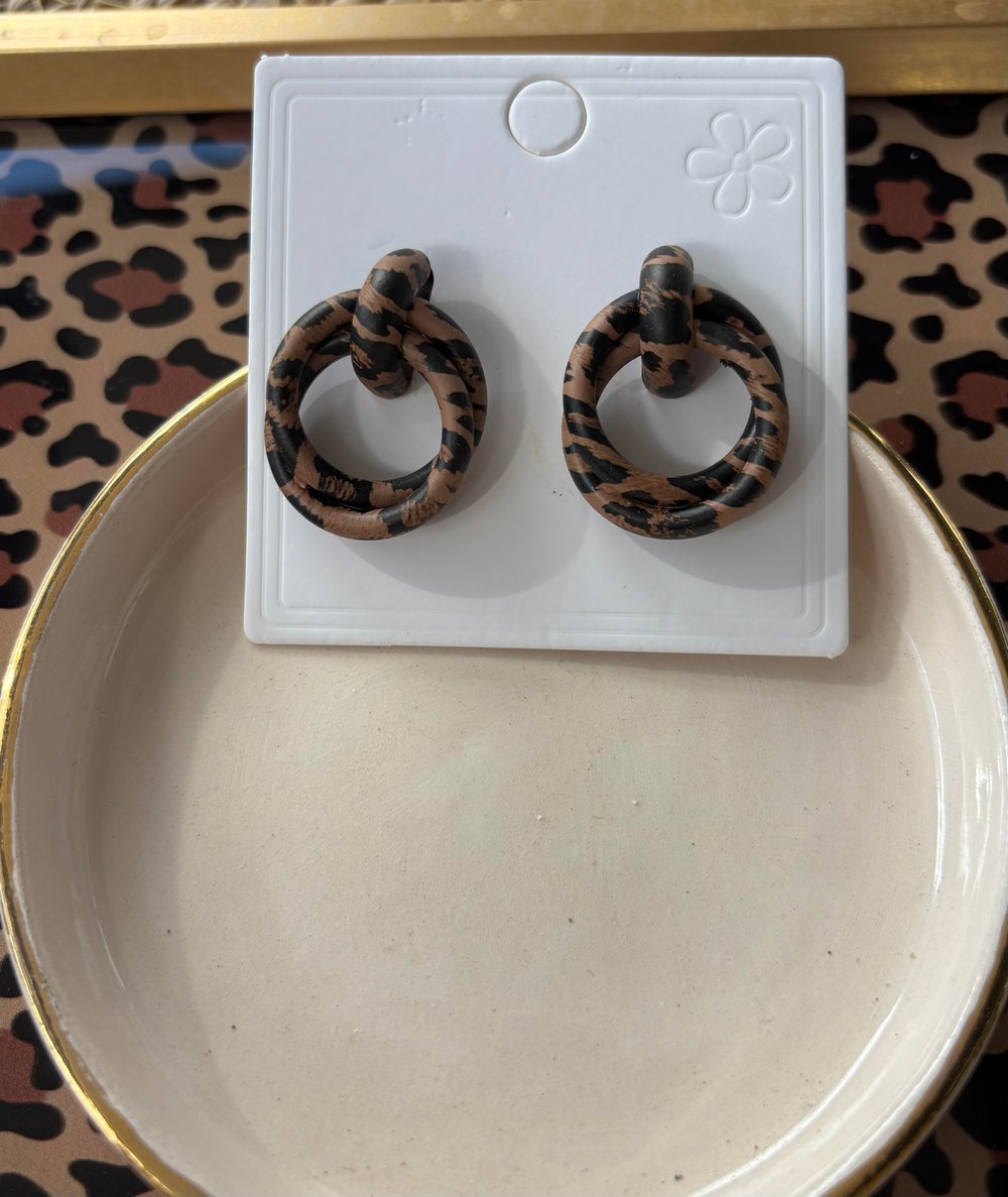 Leopar Desenli İç İçe Geçen Halka Desenli Küpe