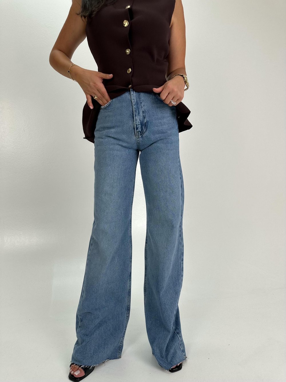 MAVİ YIKAMALI KESİK PAÇA JEAN