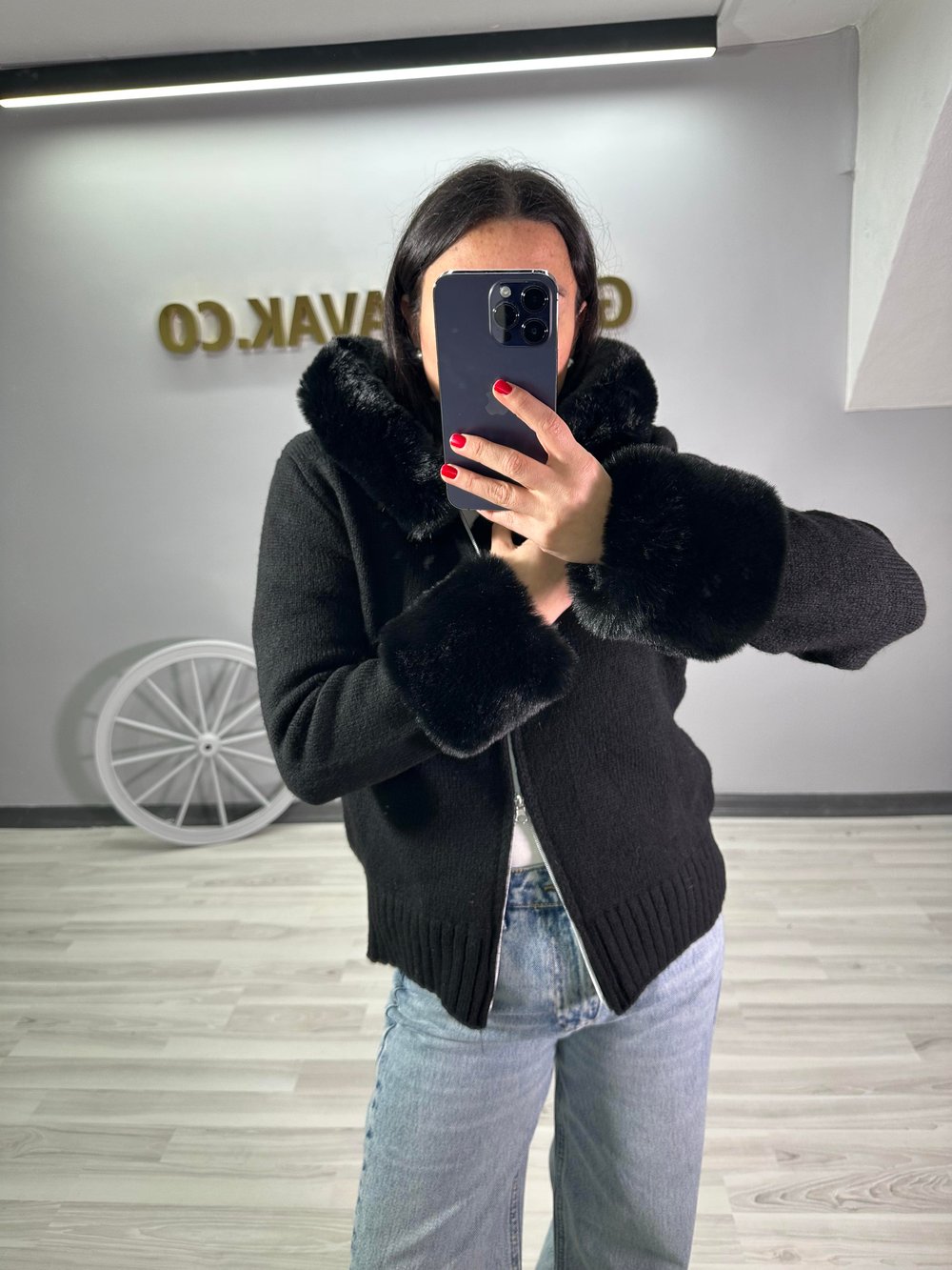 PELUŞ DETAYLI TRİKO HIRKA