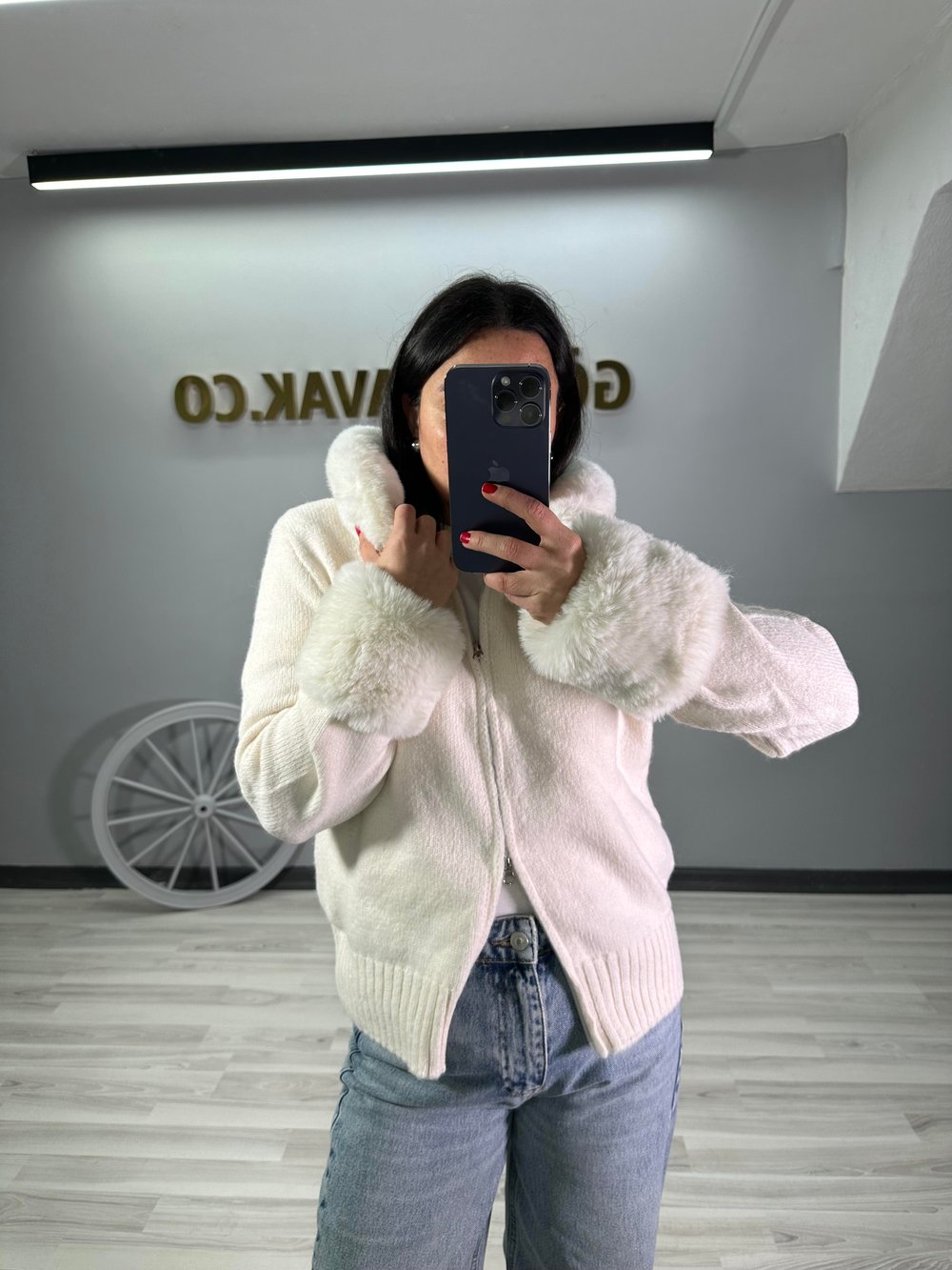 PELUŞ DETAYLI TRİKO HIRKA