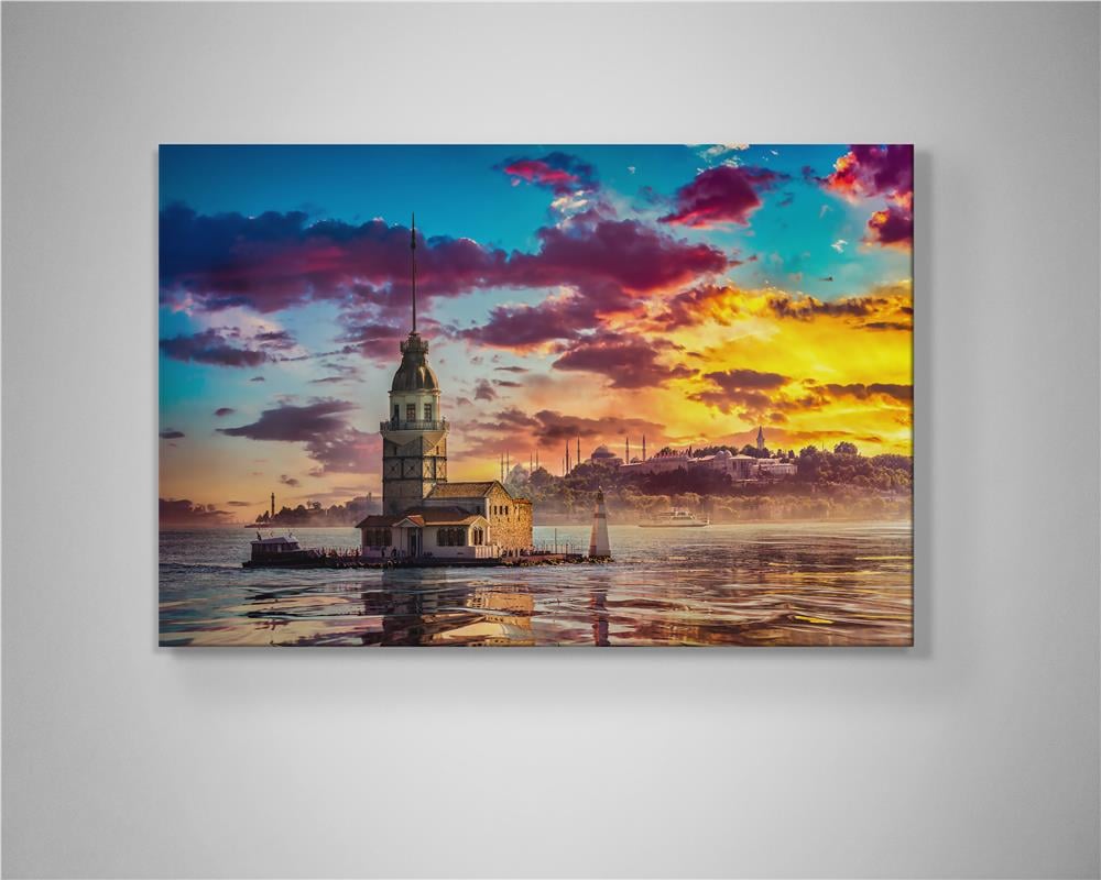 Kız Kulesi’nde Altın Saatin Işığı