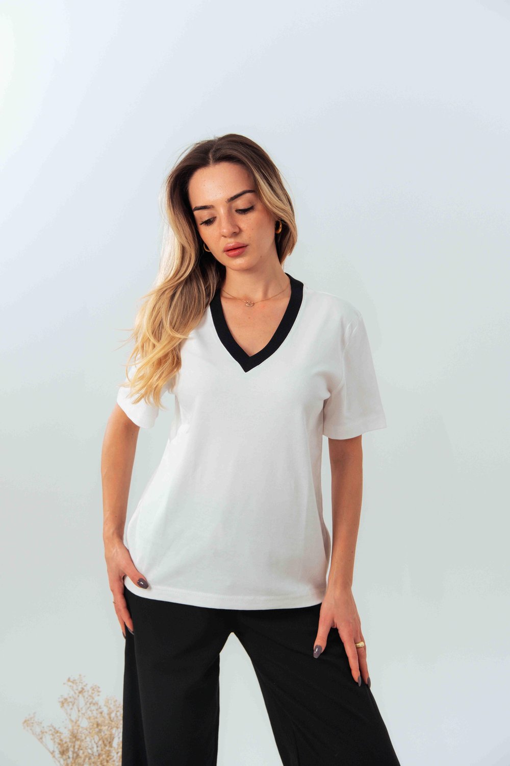Siyah Ribanalı V Yaka T-shirt