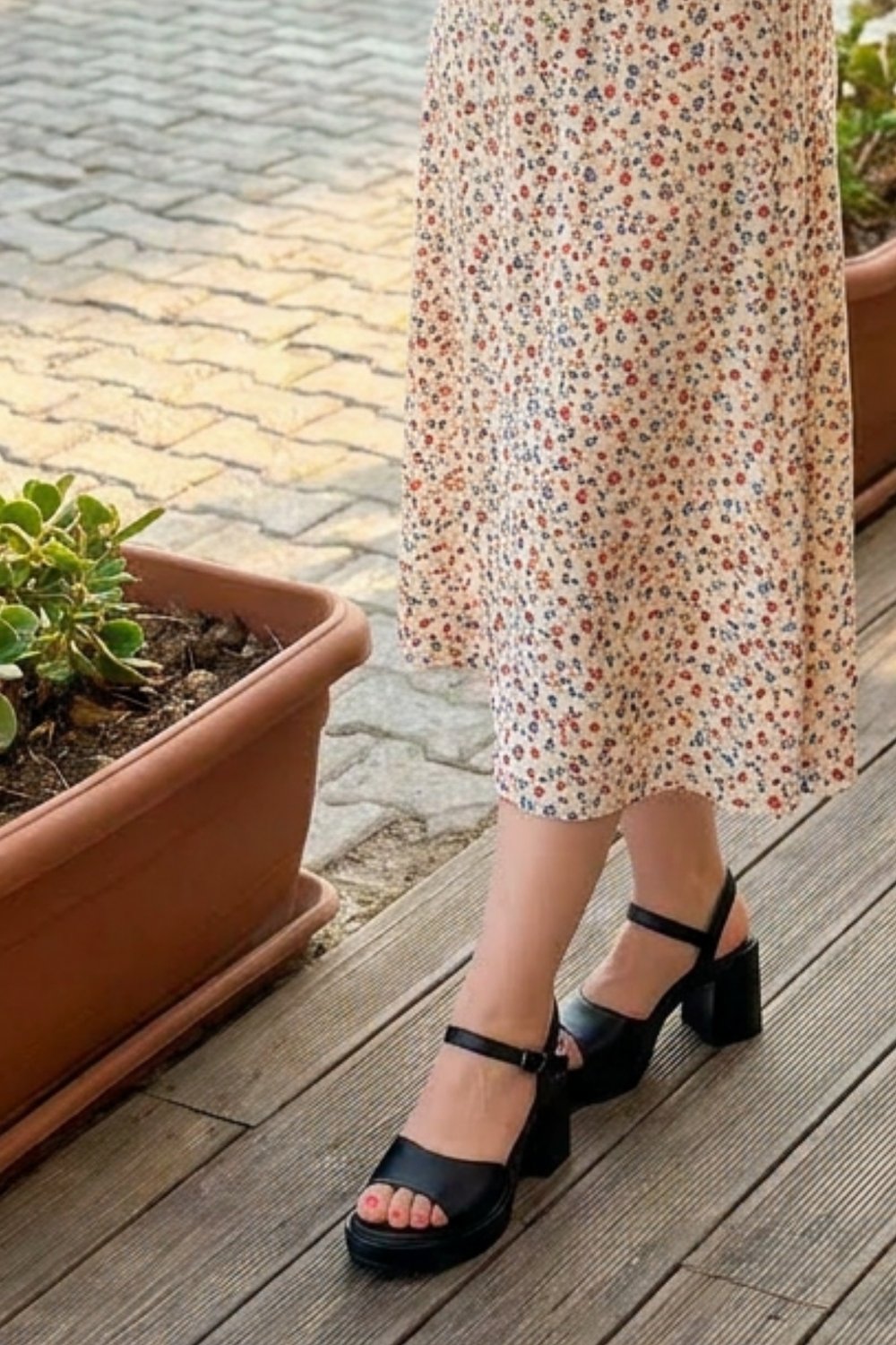 Gemma Siyah Renkli Kalın Taban Bilekten Bağlamalı Platform Sandalet