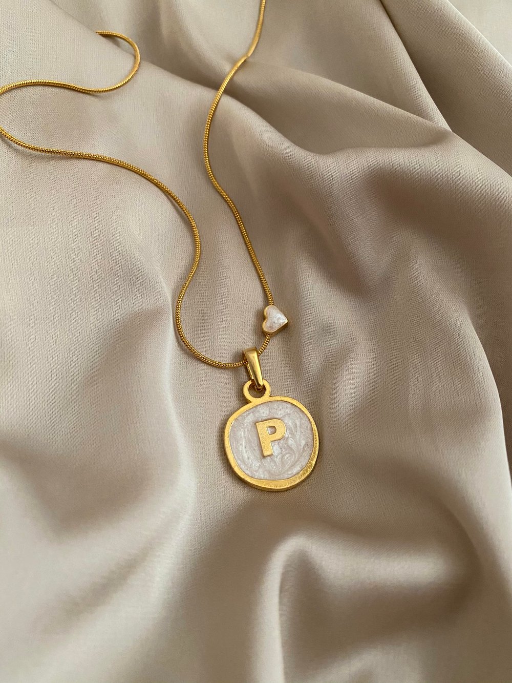 Kalp Charm Sedef Harf Kolye