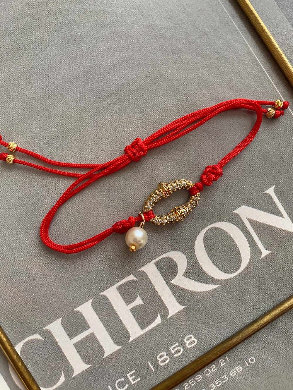 Taşlı Düğme Kırmızı İp Bileklik