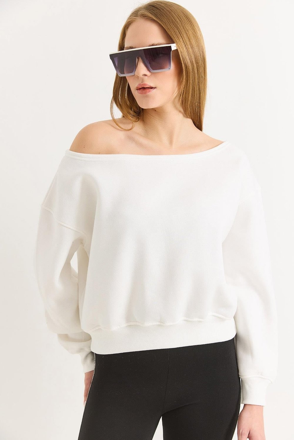 Beyaz Kayık Yaka Şardonlu Sweatshirt