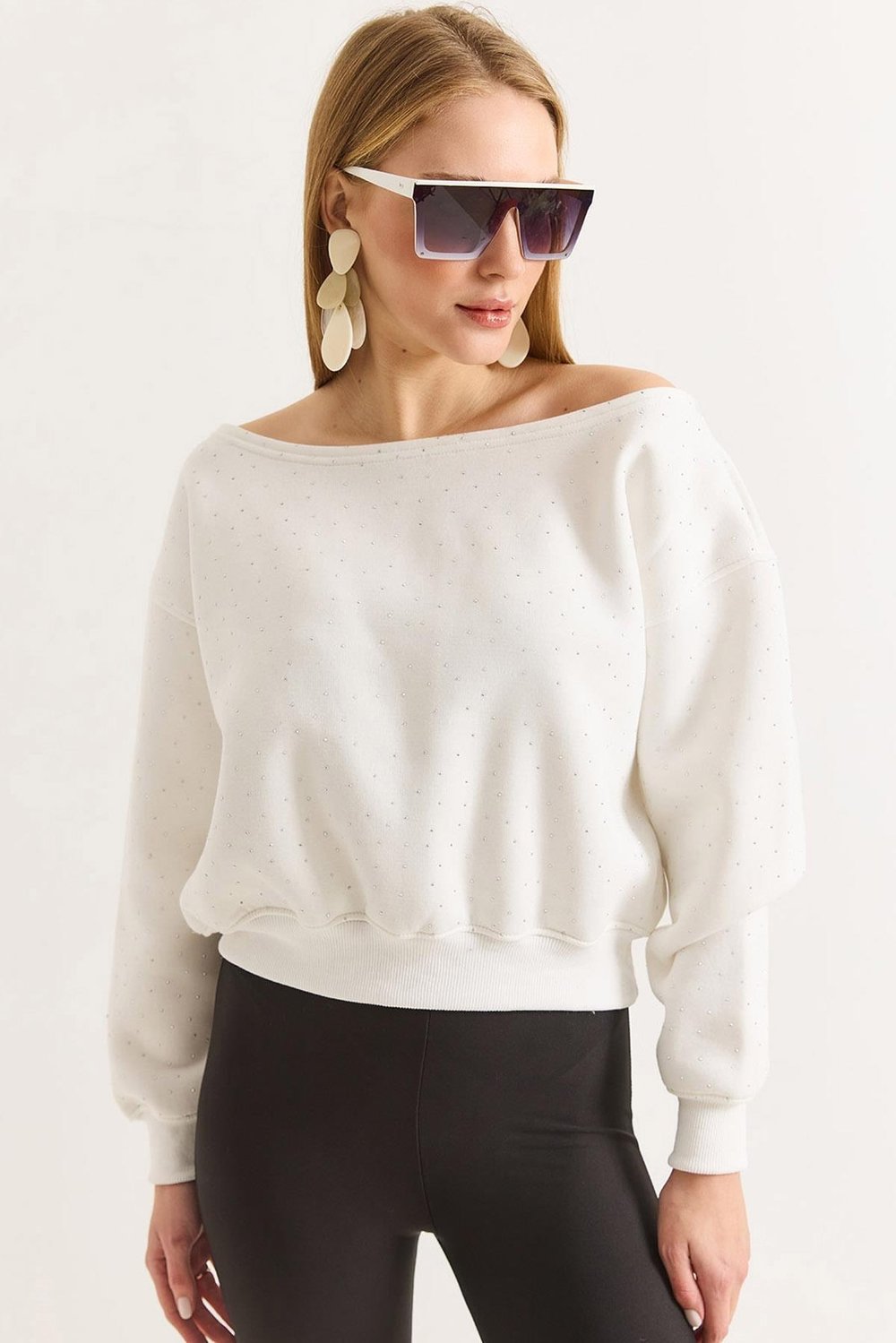 Beyaz Taşlı Kayık Yaka Sweatshirt