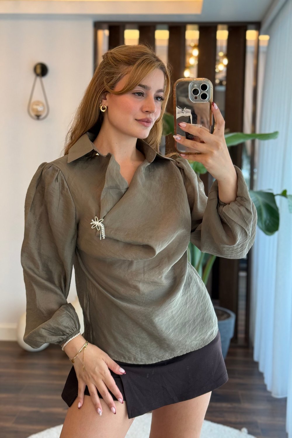 Haki Broş Detaylı Transparan Bluz