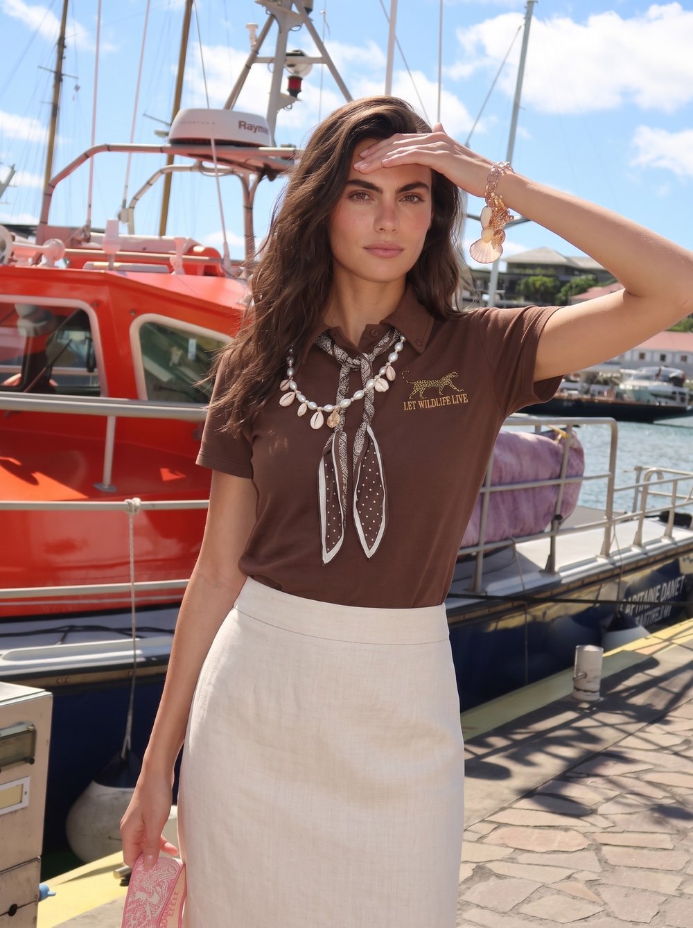 Kahve Nakışlı Fularlı Polo Tişört