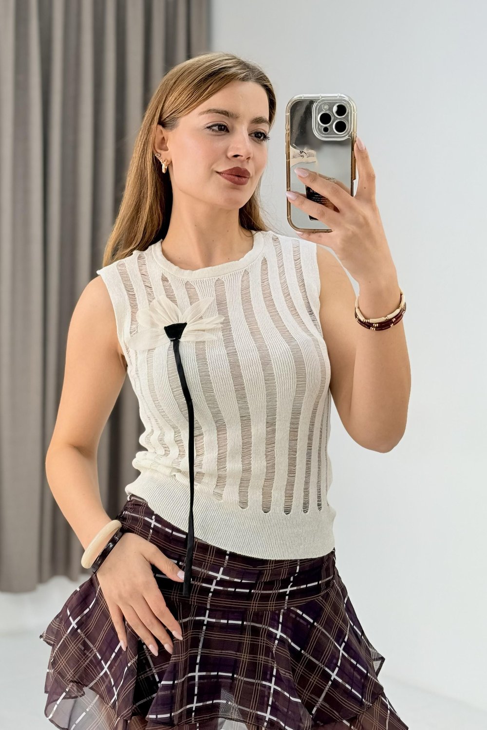 Krem Ajurlu Aksesuarlı Triko Bluz