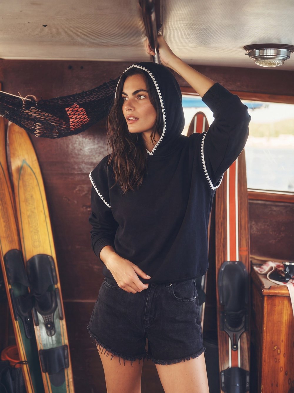Siyah Dantel Detaylı Kapüşonlu Sweatshirt