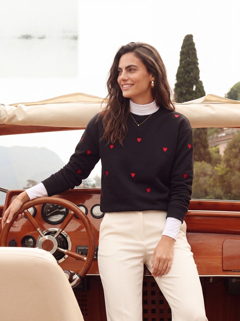 Siyah Kalp Nakışlı Sweatshirt