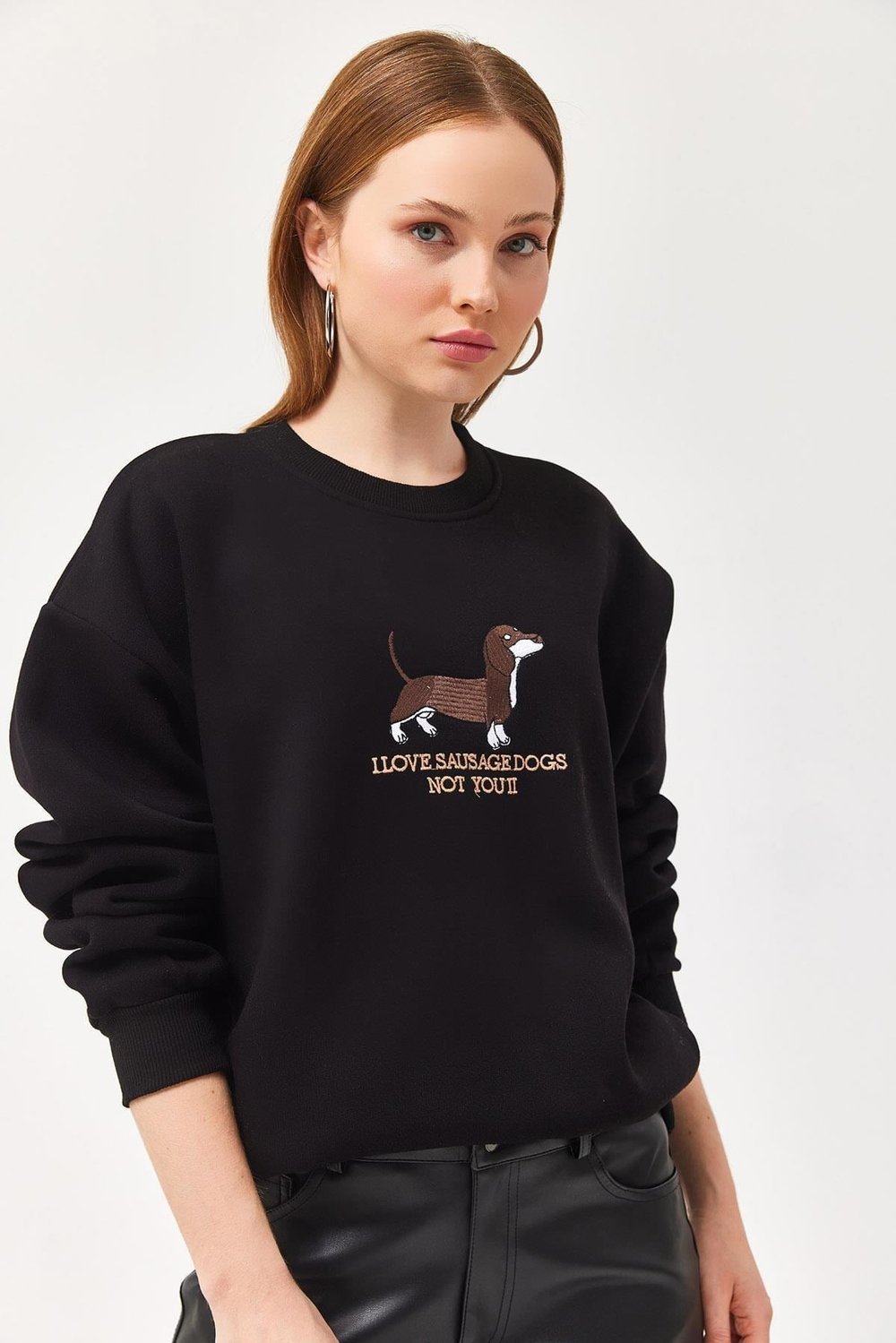 Siyah Nakışlı Şardonlu Sweatshirt