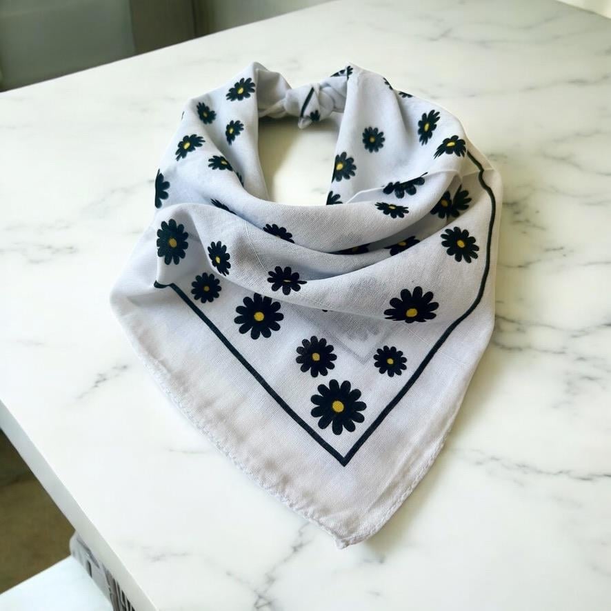  Beyaz Renk İçerisinde Beyaz Papatya Desenli %100 Koton Bandana