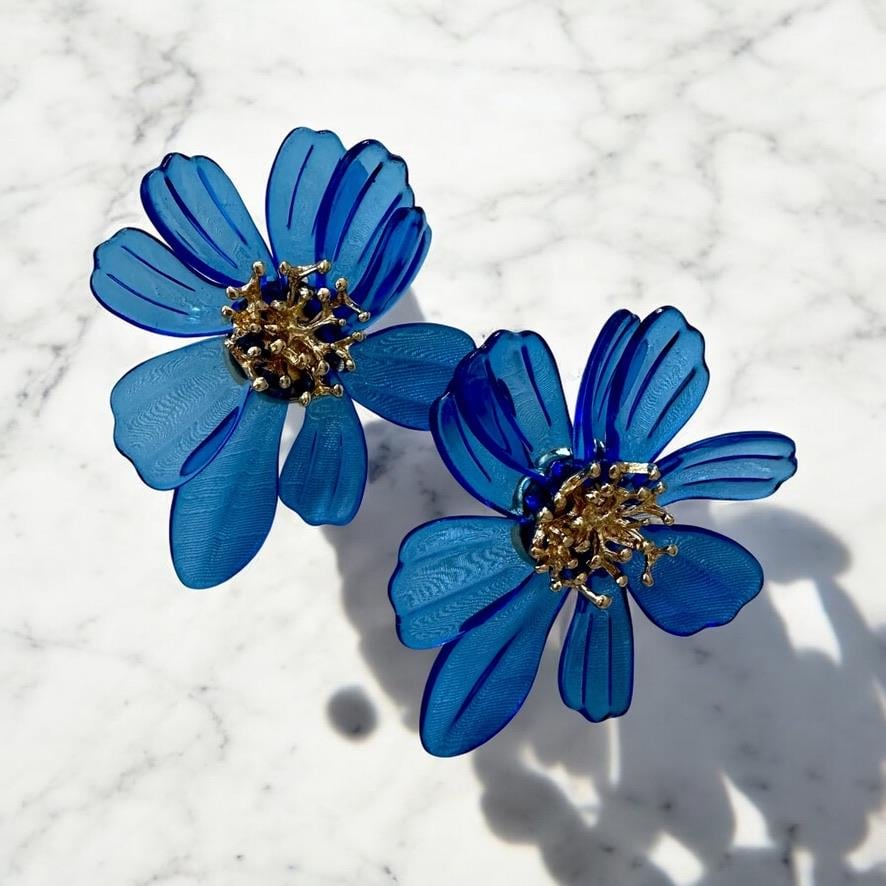  Mavi Renk Akrilik Model Ortası Altın Kaplama Tomurcuk Model Çiçek Küpe En:5 Boy:5 cm