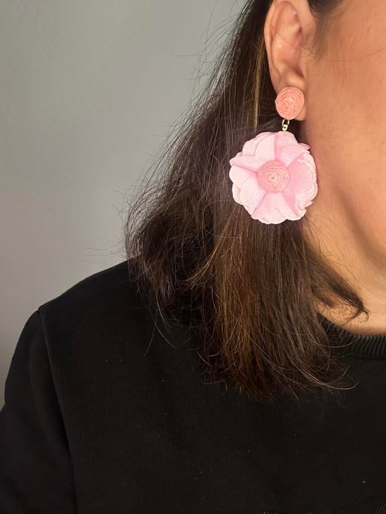 Açık Pembe Renk Çiçek Figürlü Kumaş Özellikli Yaz Küpesi, Sallantılı Küpe