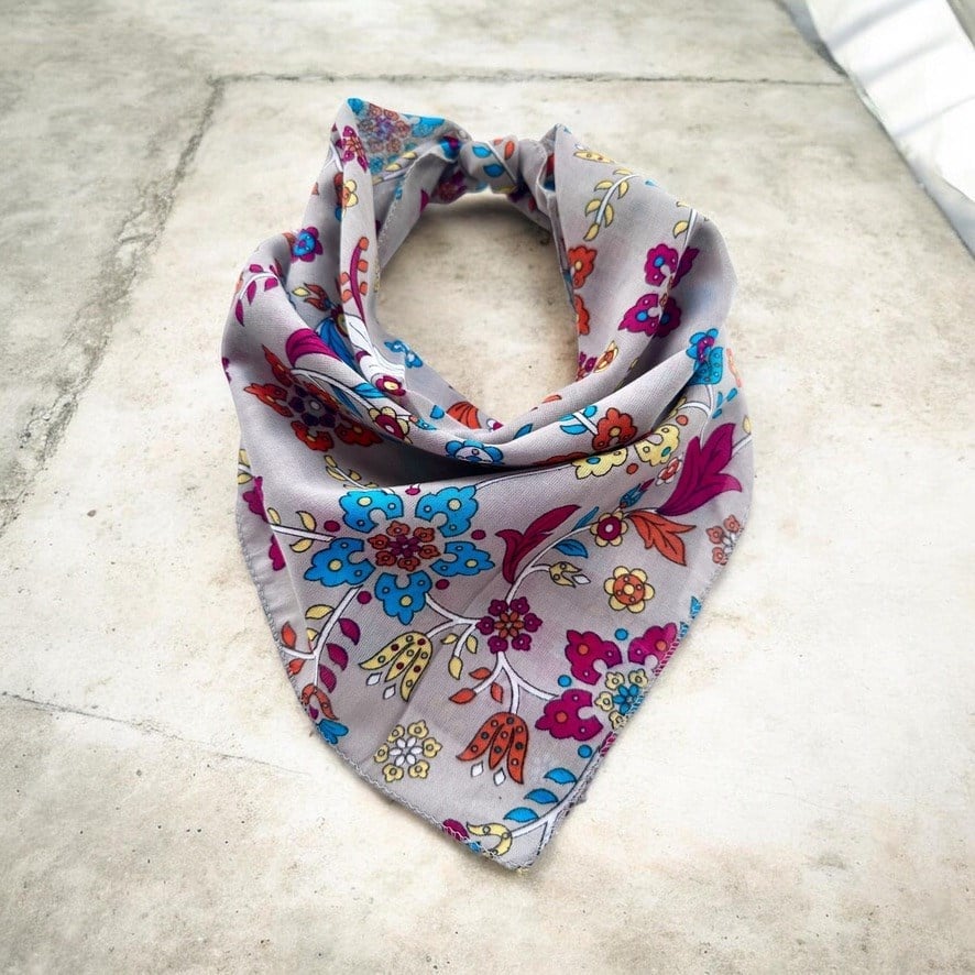 Gri Renk  Çiçek Desenli Çok Amaçlı %100 Koton Bandana 