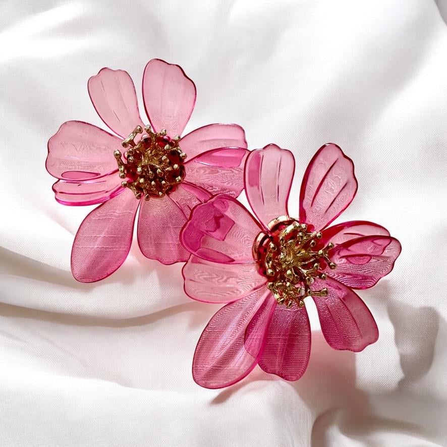 Pembe Renk Akrilik Model Ortası Altın Kaplama Tomurcuk Model Çiçek Küpe En:5 Boy:5 cm