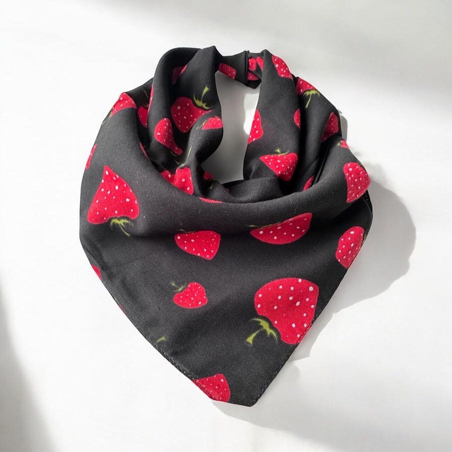 Siyah Üzerine Çilek Desenli I%100 Koton Bandana
