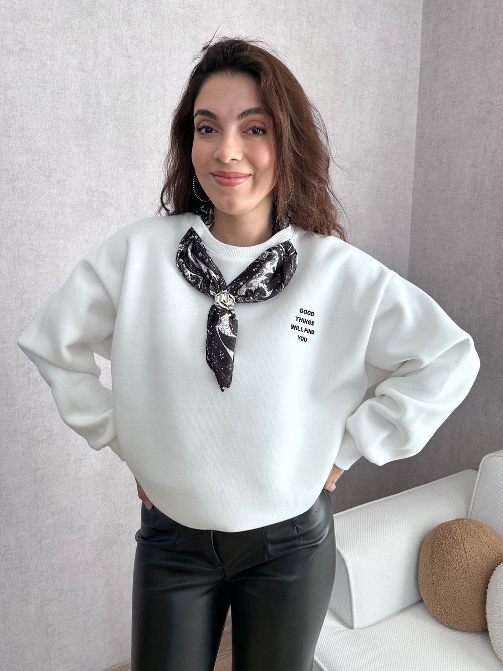 Yakası Fularlı Sweatshirt