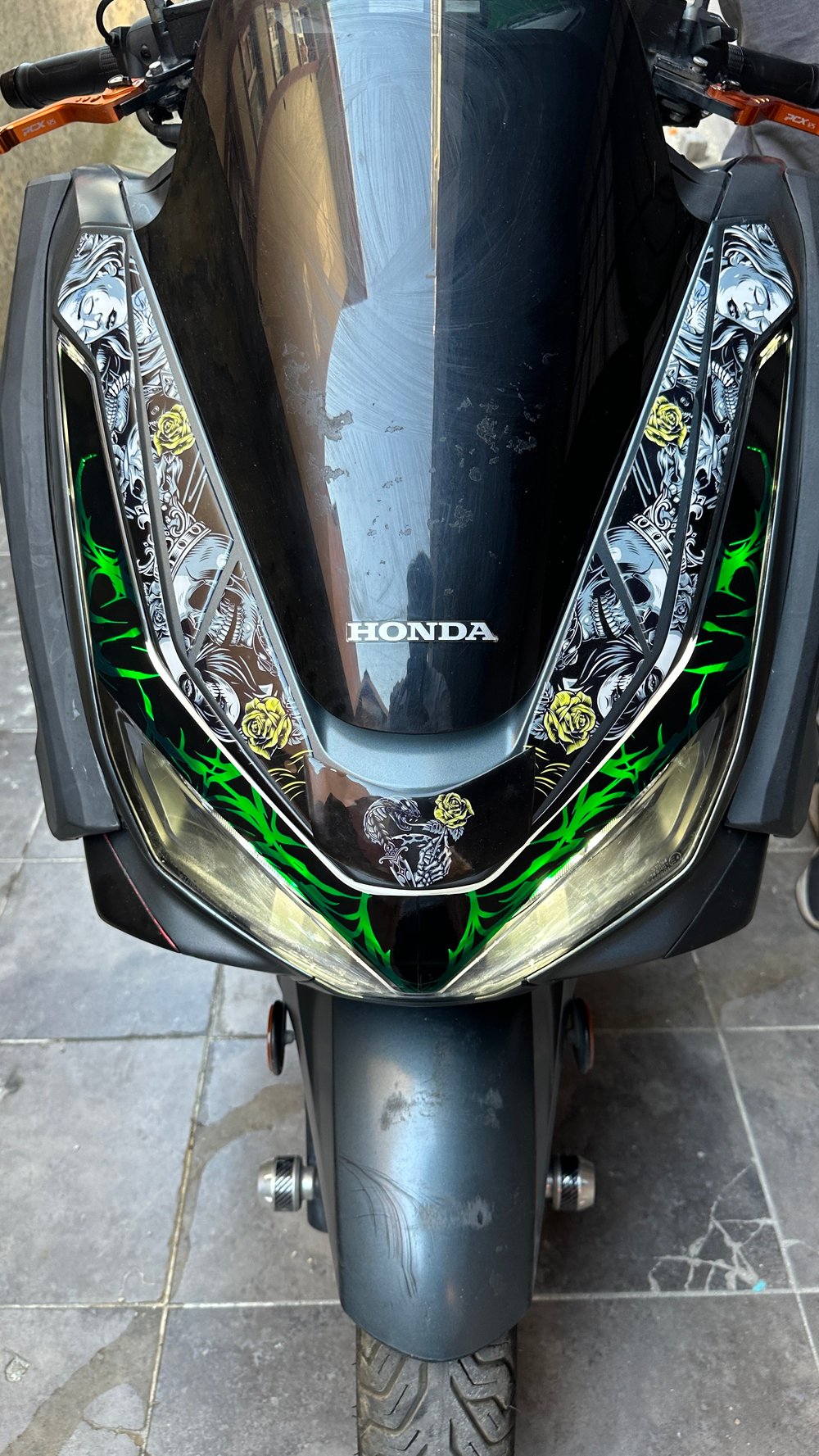 HONDA PCX 2025-2026 ÖN FAR STICKER ÇİFT RENK YEŞİL SİYAH TRİBAL DESEN ETİKET MODELİ ŞEFFAF FAR FİLM