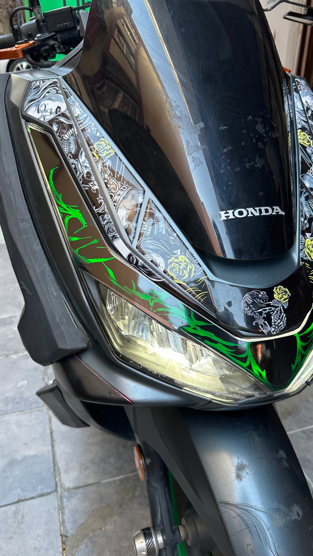 HONDA PCX 2025-2026 ÖN FAR STICKER ÇİFT RENK YEŞİL SİYAH TRİBAL DESEN ETİKET MODELİ ŞEFFAF FAR FİLM