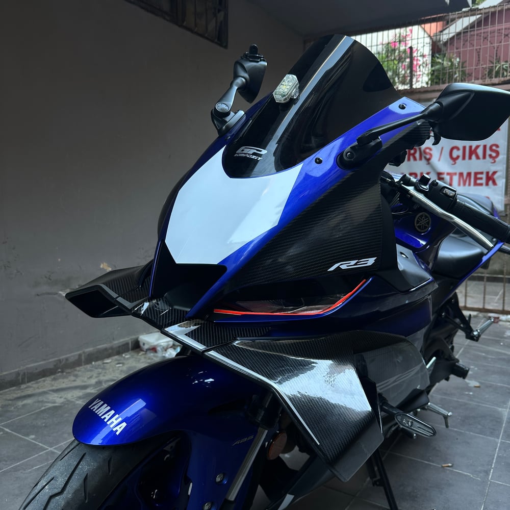 YAMAHA YZF-R25 ÖN KAFA BEYAZ STİCKER ETİKET MODELİ ÜÇGEN YARIŞ DESEN 1 ADET