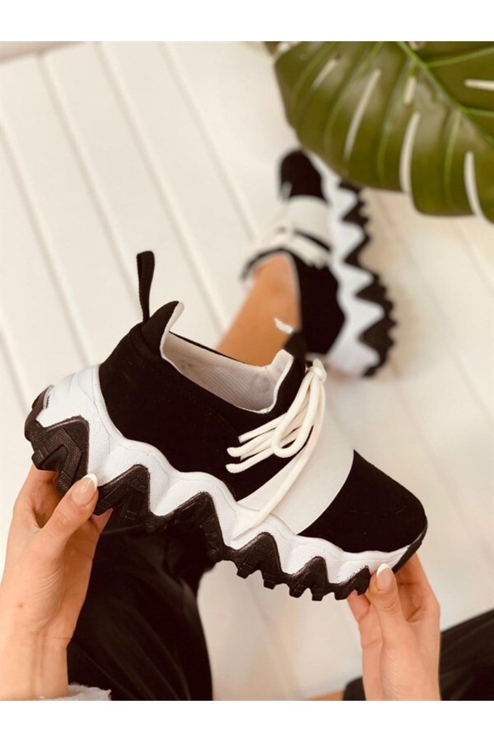 Siyah Beyaz Bağcık Detaylı Rahat Kadın Sneakers Spor Ayakkabı