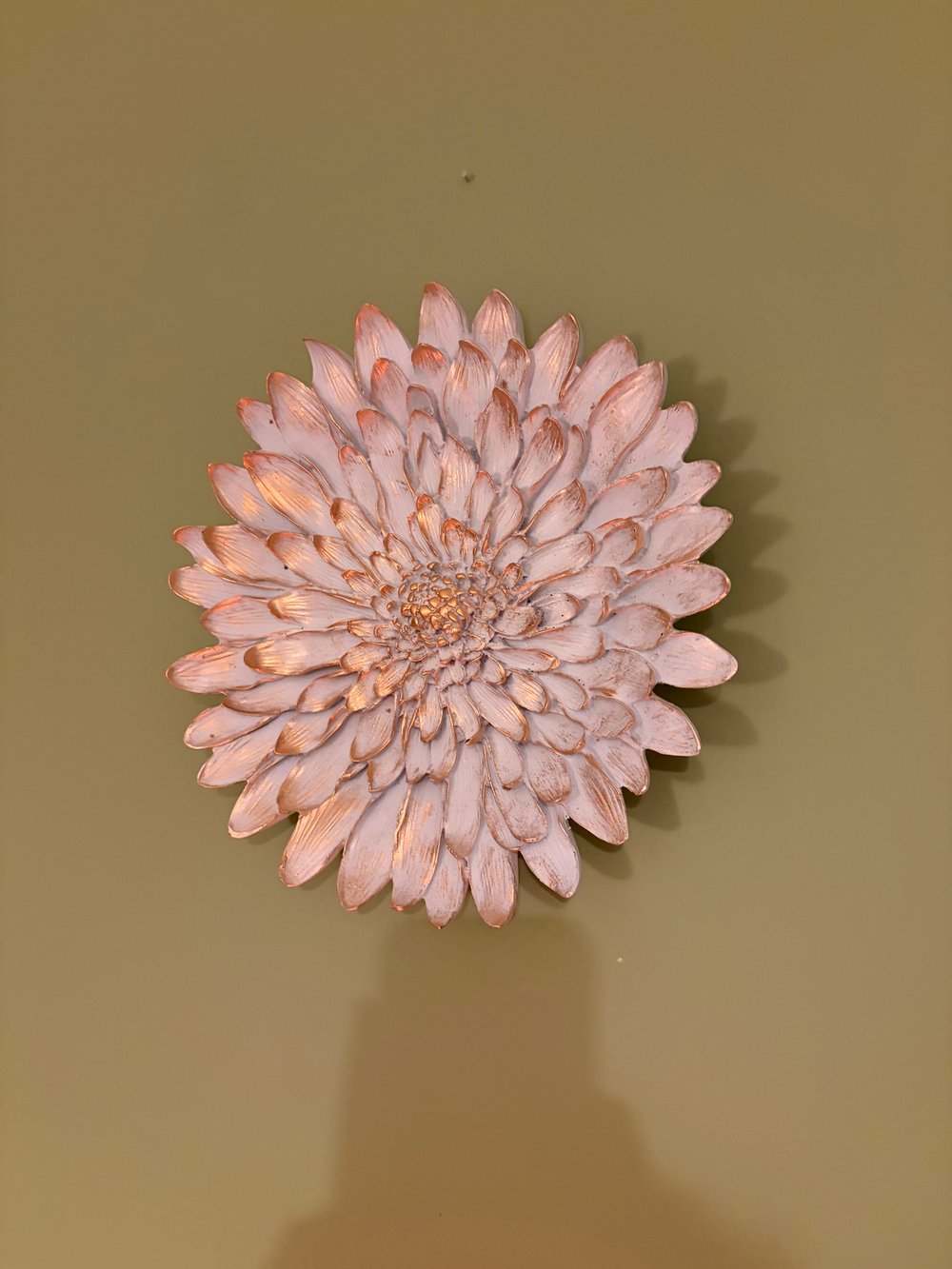 Dekoratif Çiçek Tabak / Sunumluk – Beyaz & Altın Yaldız Eskitme (28 cm)