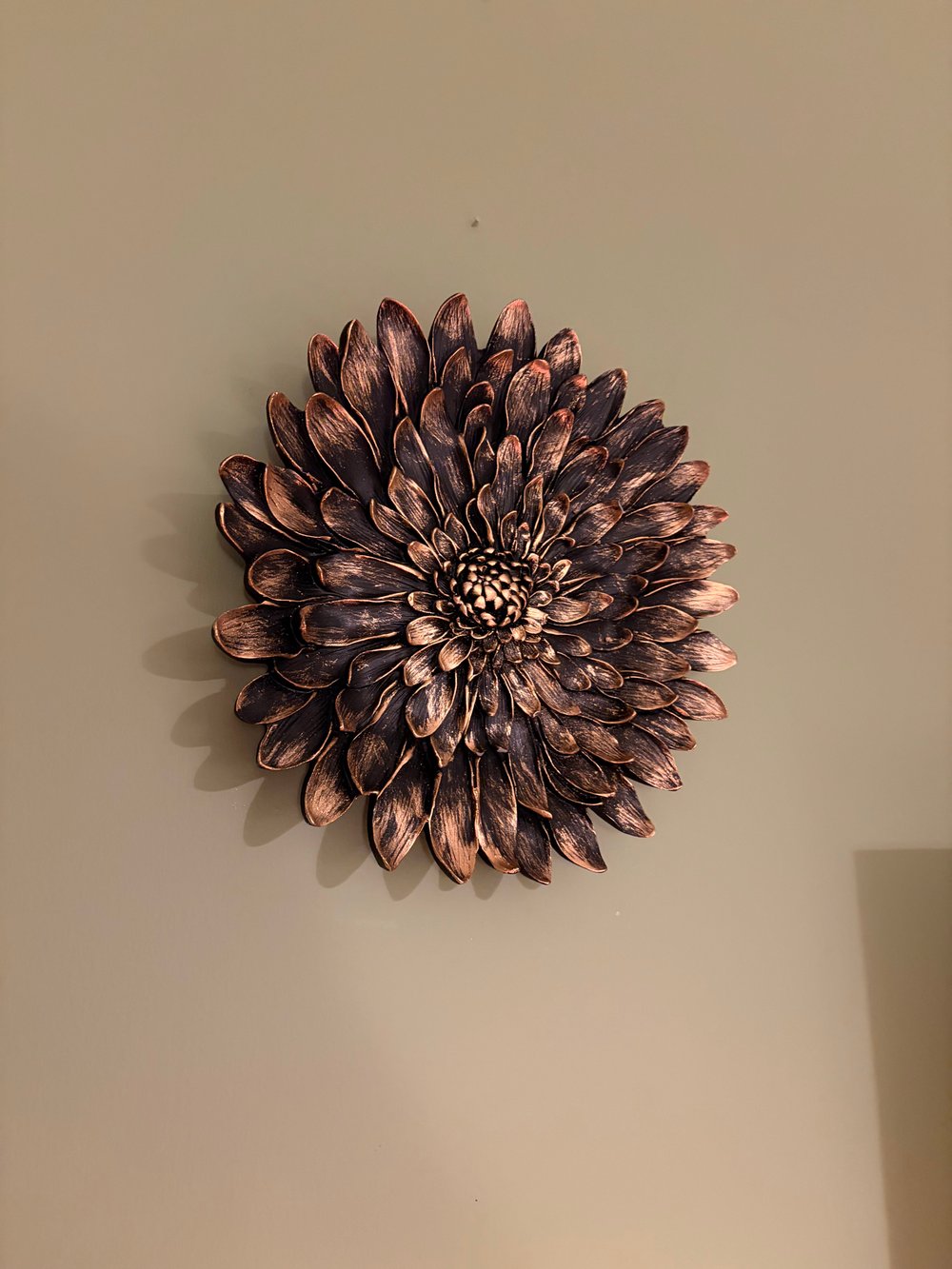 Dekoratif Çiçek Tabak / Sunumluk – Mat Siyah & Altın Yaldız Eskitme (28 cm)