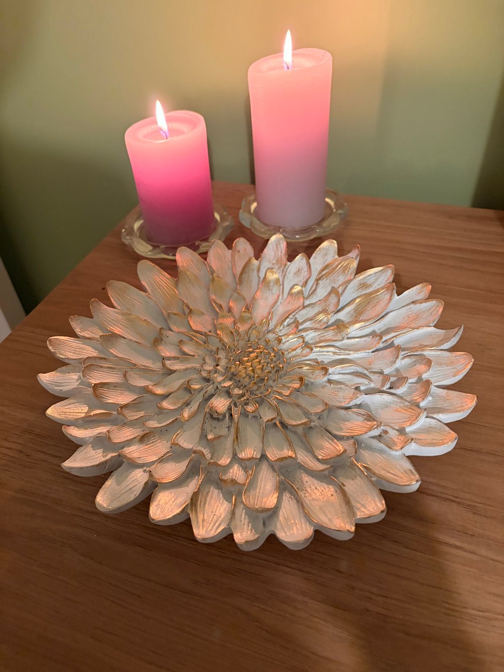 Dekoratif Çiçek Tabak / Sunumluk – Beyaz & Altın Yaldız Eskitme (28 cm)