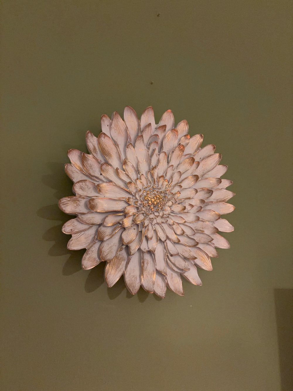 Dekoratif Çiçek Tabak / Sunumluk – Beyaz & Altın Yaldız Eskitme (28 cm)